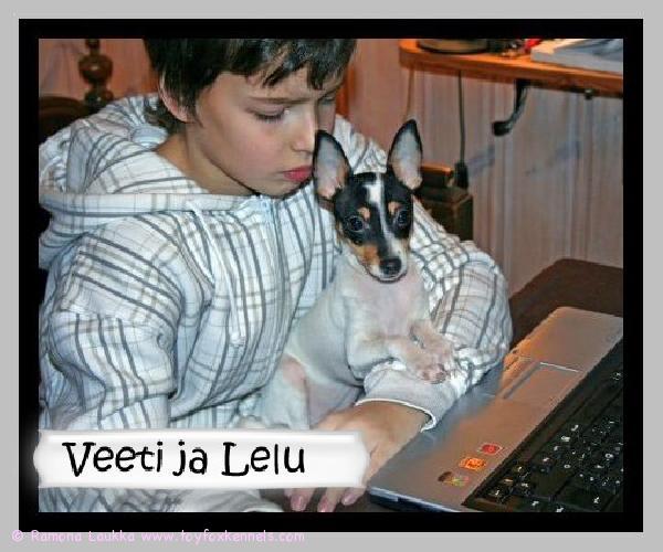 Veeti pelaa tietsikalla ja Lelu on kovasti apurina.