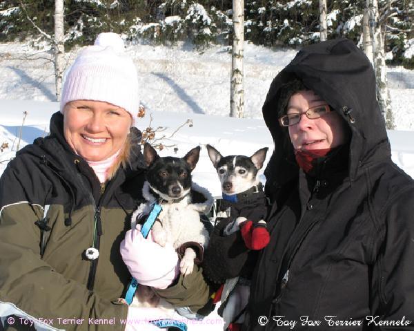SATHY Pulkkarieha 2010: Jonna sylissään 'PR' Dunkel's Black Cowboy aka Cowboy sekä Emma sylissään 'PR' Dunkel's Pikkolo Jr. aka Dali. Huomaa emäntien sekä koirien tuhti talvivarustus. :o)